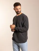 Remera de manga larga gris oscuro con cuello redondo y bolsillo en el pecho.