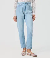 Pantalón mom jeans de tiro alto y corte holgado en color azul, con cierre frontal de cremallera y botón, trabillas para cinturón y bolsillos delanteros y traseros.
