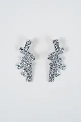 Par de caravanas de diseño abstracto con acabado texturizado y metálico en color plateado.