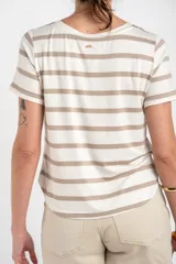 Remera de manga corta con diseño de rayas horizontales en tonos arena y blanco, de cuello redondo y corte ajustado.