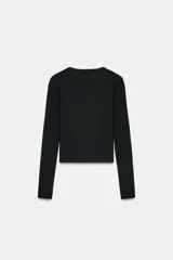 Camiseta de manga larga en color marrón oscuro, confeccionada en tejido de algodón. Presenta un diseño de corte ajustado (slim fit) con cuello redondo.