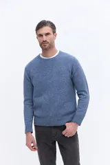 Sweater de tejido suave con cuello redondo y mangas raglan, de calce regular y estructura cómoda.