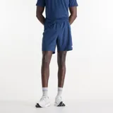 Short deportivo azul marino New Balance modelo Sport Unlined, confeccionado en poliéster con tecnología de secado rápido NB DRY, cintura elástica y bolsillos laterales.