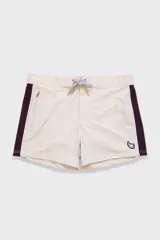 Short de baño color crema con tira lateral color borgoña y cordón de ajuste en la cintura.