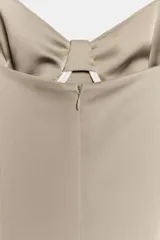 Vestido midi de corte evasé con escote recto y copas con aros, confeccionado en tejido satinado con tirantes finos ajustables.