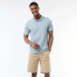 Bermuda chino color beige de corte clásico, confeccionada en tejido twill, con bolsillos laterales y traseros.