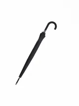 Paraguas largo negro con mango curvo.