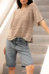 Bermudas de jean de tiro alto, color celeste claro, con bolsillos delanteros y traseros.