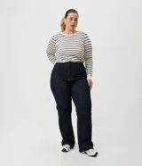 Pantalón de jean recto tiro alto con elastano, color azul oscuro, con bolsillos laterales y traseros, cierre frontal con botón y cremallera, y trabillas para cinturón.