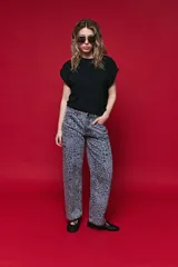 Jean de corte recto con estampado animal print en tonos grises y negros, de tiro medio y diseño relajado.