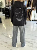 Canguro oversize marrón con capucha, bolsillo tipo canguro y diseño estampado en la espalda con el texto "Be Brave" y detalles tipográficos en color blanco.