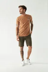 Remera color ladrillo de manga corta con cuello redondo y estampado en el pecho con la leyenda "Salt Water Fishing Tour".