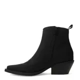 Botas estilo western de caña baja, color taupe, con detalles de perforaciones y costuras decorativas en contraste. Presentan un taco cuadrado y punta ligeramente redondeada.