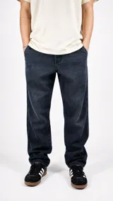 Pantalón de jean color negro con efecto lavado, de corte recto y ajuste holgado.