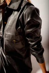 Campera de cuero sintético color gris plomo con acabado brillante.