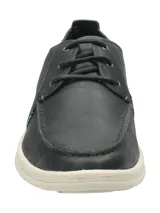Zapato casual de cuero azul navy tipo náutico, con cordones y suela de goma blanca.