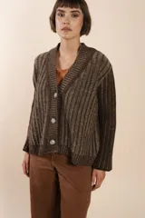 Cardigan de tejido de punto con efecto vanizado en tonos marrones. Presenta un diseño de silueta amplia, cuello en V y cierre frontal con tres botones grandes.