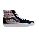 Championes de caña alta Vans modelo Sk8-HI, con diseño estampado de historietas de Condorito en los laterales. Presentan puntera y talón de gamuza negra, cordones blancos y suela de goma vulcanizada con la clásica franja lateral de la marca.