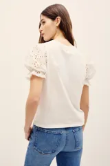 Remera fucsia con mangas abullonadas de broderie estilo globo, con cuello redondo y diseño liso en el cuerpo.