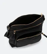 Bolso tipo bandolera modelo postman, color negro, confeccionado en tejido de poliéster. Cuenta con correa ajustable de cinta de gross, cierre principal por cremallera y dos bolsillos delanteros con cierre metálico.