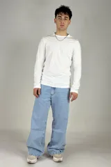 Pantalón jean celeste de corte amplio, estilo cargo, con bolsillos laterales y traseros.