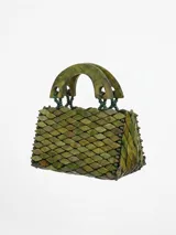 Cartera de mano estilo tote, confeccionada en madera de color verde musgo, con diseño geométrico de piezas romboidales articuladas, asas rígidas de madera y detalles de cuentas esféricas en las uniones.