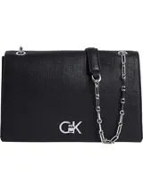 Cartera mediana negra con textura Saffiano, solapa frontal con broche giratorio y logo metálico 'CK'. Posee correa convertible de cadena metálica plateada y detalle de cuero sintético en la parte superior.