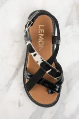 Sandalia de cuero negra con tiras combinadas en cuero liso, charol y animal print.