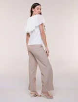 Blusa de corte recto Cable & Gauge, color blanco, con escote redondo, lazo central para anudar y volados fluidos en el frente y las mangas.