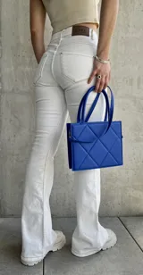 Pantalón de jean blanco, tiro alto, corte oxford y con lycra.