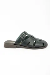 Zueco tipo cangrejera de cuero lavado color verde oscuro, con diseño de tiras entrelazadas y hebilla metálica lateral ajustable.