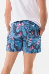 Short de baño azul con estampado de flamencos.
