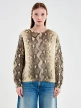 Sweater tejido de punto con estampado animal print de serpiente en tonos beige y gris. Posee cuello redondo amplio, mangas largas y un calce holgado. Está confeccionado en una mezcla de lana, acrílico y nylon.