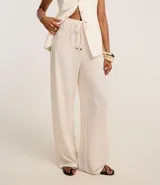 Pantalón wide leg color crudo, con cintura elástica ajustable con cordón y textura.