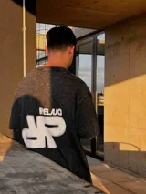 Remerón marrón con estampa geométrica en la espalda.