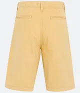 Bermuda masculina de corte recto, confeccionada en sarga de algodón, con bolsillos laterales y traseros.