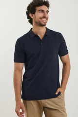 Polo de piqué color azul marino, manga corta, con cuello y tapeta de botones al tono.