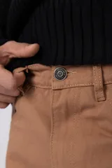 Pantalon de corte baggy con diseño amplio y relajado, confeccionado en gabardina color tostado.