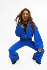 Pantalón de corte semi oxford en color azul francia, confeccionado en gabardina de algodón. Presenta un diseño con aberturas en la parte inferior de las piernas que aportan movimiento y un estilo distintivo.