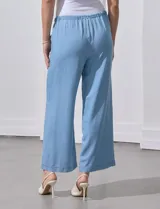 Pantalón wide leg de lyocell color celeste, con pretina elástica con lazo ajustable, bolsillos delanteros y ruedo con dobladillo.