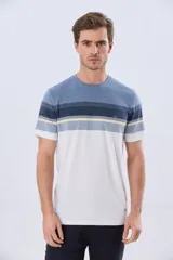 Remera de manga corta con diseño de franjas horizontales en tonos de gris, azul y beige, con escote redondo y pequeño bordado en el pecho.