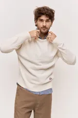 Sweater de punto color azul marino con cuello redondo, mangas largas y detalles acanalados en cuello, puños y ruedo.