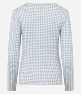 Blusa de pijama de manga larga con estampado de cuadros vichy en tonos celestes y blancos. Presenta un cuello redondo decorado con encaje delicado y un corte regular cómodo.