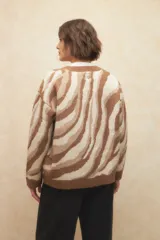 Sweater de punto con diseño de rayas tipo cebra en color azul, beige y bordó.