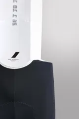 Culotte corto de ciclismo Zara Athleticz de color negro, confeccionado en tejido elástico ligero, con tirantes elásticos blancos, costuras flatlock antiabrasión y badana ergonómica.