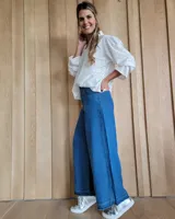 Pantalón de jean azul de corte palazzo.