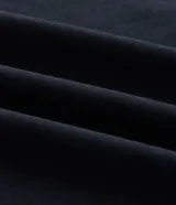 Remera de corte oversized con diseño de doble capa, que combina una remera negra de manga corta con mangas largas blancas integradas debajo. Confeccionada en algodón, presenta un estilo urbano y moderno.