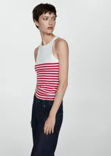 Top sin mangas de cuello redondo, con diseño ajustado y estampado de rayas horizontales rojas sobre fondo blanco.