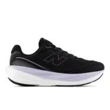 Championes de running New Balance 1080 V15 para mujer, en color negro con suela blanca y entresuela con detalles en lila. Incorporan parte superior de malla transpirable, tecnología de amortiguación Infinion y detalles reflectantes.