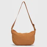 Cartera tipo bandolera de diseño ligero y flexible, marca Bubba. Confeccionada en material plegable, cuenta con cierre superior, correa ajustable y logo de la marca estampado en el frente.